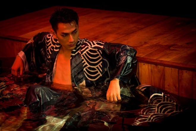 Isaac tu nhan 'dien, doc, la' trong MV moi hinh anh 2